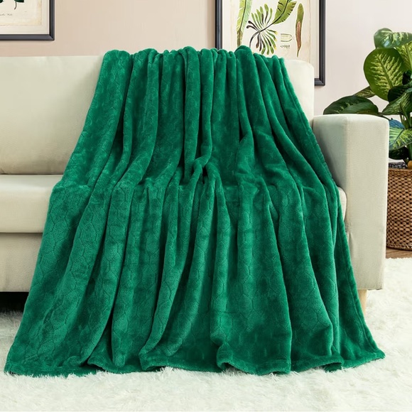 Emerald Green Plush Fleece Throw Blanket 50x60 Super Soft Cozy - Picture 8 of 8